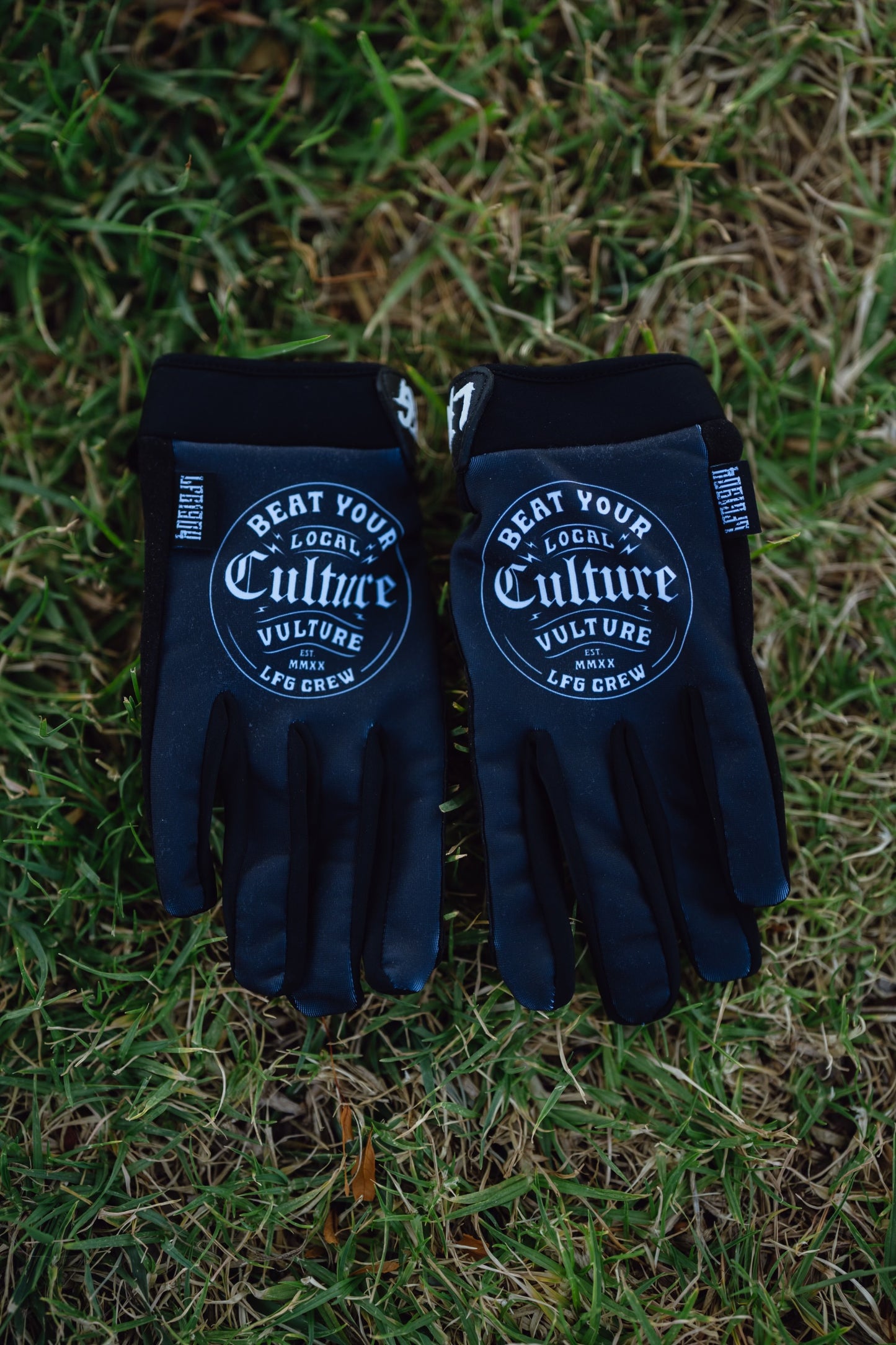 Vulture gloves